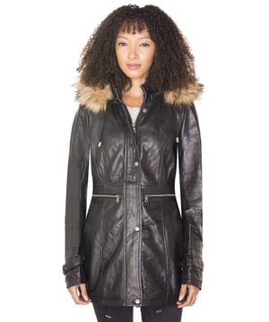 Een chique parka die een eenvoudiger uitstraling biedt dan onze Brusselse stijl, voor degenen die de voorkeur geven aan meer minimalistische en verfijnde mode. Deze jas wordt geleverd met een met bont gevoerde capuchon, ideaal voor de winter vanwege de warmte en het comfort, maar is tegelijkertijd een stijlvolle toevoeging aan dit kledingstuk. Deze jas heeft een knoopsluiting over de YKK-ritssluiting, wat een meer klassieke esthetiek creëert. We hebben ook gespen aan de manchetten toegevoegd voor extra verstelbaarheid om ervoor te zorgen dat de mouwen de hele dag ademend blijven, evenals twee verlengde horizontale ritssluitingen die over de taille lopen om voldoende opbergruimte te bieden. • 100% premium ultrazacht nappaleer • Voorzien van afneembare bontcapuchon, twee grote buitenzakken en verstelbare manchetten • Hoge trechterkraag die kan worden vastgemaakt met een YKK-ritssluiting over de volledige lengte