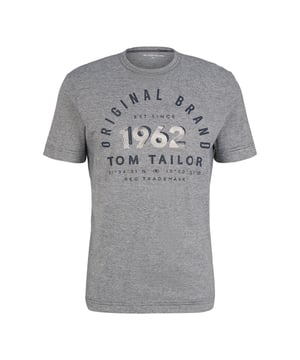 Dieses klassisch geschnittene T-Shirt mit Rundhalsausschnitt und kurzen Ärmeln ist ein tolles Basic für Ihre Garderobe. Das feine Streifendesign verleiht dem Shirt einen besonderen Look. Der große Print auf der Brust rundet das Design ab.