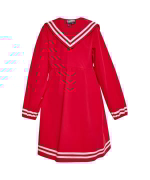 Dieses Kinderkleid versprüht dank des maritimen Kragens, der quadratischen Rückseite und der V-förmigen Vorderseite einen maritimen Charme. Zierstreifen am Kragen und an den Manschetten verleihen den langen Ärmeln einen einzigartigen Charme. Die geraffte Taille sorgt für einen zeitlosen, nautisch inspirierten Look, der oft mit Schuluniformen assoziiert wird. Ein knielanges Kleid, perfekt für die jüngsten Liebhaber klassischer Stile mit einem Hauch von maritimem Stil. Dieses Produkt ist Teil der Kids-Kollektion.  Kleid