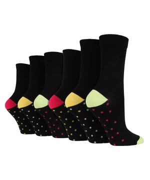 Mima tus pies con la lujosa comodidad de los calcetines de bambú estampados Wildfeet. Fabricados con fibras de bambú suaves y sedosas, estos calcetines son increíblemente suaves y delicados, por lo que son perfectos para personas con piel delicada o sensible. Los bonitos dibujos y la mezcla de colores añaden un toque de estilo a cualquier conjunto. Estos calcetines presentan un tejido ligero y transpirable que mantiene los pies frescos y secos durante todo el día. Las propiedades de control de la humedad y termorregulación de las fibras de bambú garantizan que sus pies se mantengan frescos y cómodos, mientras que las propiedades antibacterianas naturales mantienen a raya el olor. Estos calcetines no sólo son buenos para los pies, sino también para el planeta. El bambú es un material ecológico y sostenible. Además, el embalaje de estos calcetines está hecho de papel reciclado, lo que añade un plus de respeto por el medio ambiente. Para una mayor durabilidad, los dedos y los talones se han reforzado de forma invisible. También están disponibles en 7 colores/diseños diferentes, que incluyen: 2 tipos de azul marino, negro, azul mancha, amarillo mancha, morado cebra y verde cebra. Wild Feet es una gama de calcetines con diseños chulos, colores atrevidos y eslóganes extravagantes: ¡desde carlinos y pingüinos hasta leones y llamas! Elige entre una gama de estilos para hombre y mujer, desde calcetines de vestir a calcetines deportivos. Incluso hay algunos estilos deportivos. Hay 7 colores para elegir y vienen en talla única de señora 4-8 UK. Están hechos de 70% viscosa (de bambú), 28% poliéster, 2% elastano y se pueden lavar a máquina.