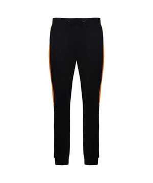 De Devote London Ronnie Mens Black/Orange Track Pants is een stijlvolle en comfortabele trainingsbroek die perfect is om elke dag te dragen. Hij is gemaakt van een zachte en lichtgewicht katoenmix die perfect is om in laagjes te dragen. De track pants heeft een relaxte pasvorm, een taille met trekkoord en een elastische zoom, waardoor het een comfortabele en veelzijdige optie is.

De trainingsbroek is gemaakt van een mix van 60% katoen en 40% polyester. Deze mix maakt de trainingsbroek zacht, lichtgewicht en duurzaam. De trainingsbroek heeft ook een relaxte pasvorm, waardoor hij comfortabel zit. Met het trekkoord in de taille kun je de pasvorm verstellen voor een perfect, comfortabel gevoel. De elastische zoom voorkomt dat de trainingsbroek omhoog komt als je beweegt.

De trainingsbroek heeft een opvallende zwarte en oranje kleurstelling. Het zwart is een klassieke kleur die perfect te combineren is met andere kleuren, terwijl het oranje zorgt voor een vleugje helderheid. Het kleurenschema is perfect voor een casual look, maar kan ook worden aangekleed voor formelere gelegenheden.

De track pants heeft een Devote London logopatch op de linkerpijp. Het logo is klein en ingetogen, zodat het niet afdoet aan de algehele look van de trainingsbroek.

De trainingsbroek kan in de wasmachine, dus is makkelijk te onderhouden. Het is ook een relatief betaalbare trainingsbroek, dus hij is een goede prijs-kwaliteitverhouding.

Over het geheel genomen is de Devote London Ronnie Mens Black/Orange Track Pants een goede keuze voor mannen die op zoek zijn naar een stijlvolle en comfortabele trainingsbroek die perfect is om elke dag te dragen. Het is een goede optie voor mannen die een relaxte pasvorm en een taille met trekkoord willen.