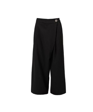 Einfacher Schnitt
Mit tiefem Schritt
Mit weiten Culotte-Beinen
Mit eingearbeitetem Gummibund im Bund
Mit formenden Abnähern
Mit einer Wickelklappe verschlossen
Vorne zwei Taschen, hinten zwei eingelassene
Aus hochwertigem Stoff gefertigt
Hergestellt in Italien