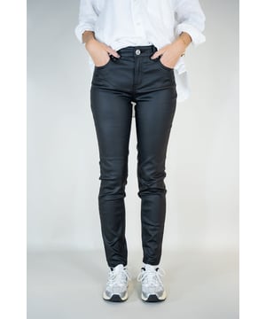 Non-Denim-Hosen, gecoatete Optik, im Five-Pocket-Style mit mittelhohem Bund. Reißverschluss und Knopf vorne.