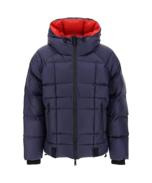 Trotseer de elementen in stijl met het Dsquared2 jack. Deze strakke jas is zo ontworpen dat hij prachtig staat bij bijna elke outfit. Maak een statement met een jas die er geweldig uitziet en je beschermt tegen de elementen, 100% polyamide, Vulling centrale ritssluiting: 90% eendendons, 10% veren, Normale pasvorm, Valt normaal qua maat, Grote gedrukte merknaam op de achterkant, Centraal Ritssluiting, donsjack met logoprint en capuchon