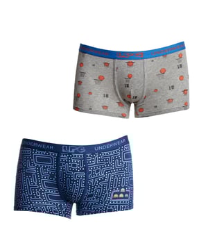 Set van 2 boxers voor jongens van Le Petit Garçon, ontworpen om dagelijks comfort, ondersteuning en stijl te bieden.

 Kenmerken:

 - Ademende stof: Gemaakt met hoogwaardige materialen die de luchtcirculatie bevorderen, waardoor de huid koel en droog blijft.
 - Anatomische voorkant: Zorgt voor een comfortabele en stevige pasvorm, voorkomt schuren en zorgt voor bewegingsvrijheid.
 - Elastische tailleband: Zachte tailleband met merklogo voor een stevige pasvorm en modern detail.
 - Aantrekkelijk ontwerp: Verkrijgbaar in verschillende leuke kleuren en prints waar kinderen dol op zullen zijn.

 Deze boxers zijn perfect voor actieve jongens en bieden comfort en een functioneel ontwerp dat hen de hele dag vergezelt.
 Samenstelling: 95% Katoen, 5% Elastaan
 Onderhoud:
- Wassen op max. temperatuur. 30º.
 - Geen bleekmiddel gebruiken.
 - Geen droger gebruiken.
 - Niet strijken.
 - Niet chemisch reinigen.