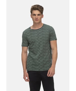 Dieses klassisch geschnittene T-Shirt für Männer hat kurze Ärmel und einen Rundhalsausschnitt. Es ist aus weicher Baumwolle gefertigt, die sich angenehm auf der Haut anfühlt und sehr bequem zu tragen ist. Das Muster des Shirts bietet ein besonderes optisches Highlight. Der Label-Patch am Ärmel rundet das Design ab.