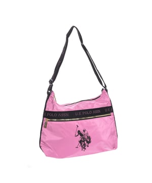 Zwerftas U.S. POLO ASSN.
 Synthetisch.
 Sluiting met rits.
 Zakje aan de voorkant met ritssluiting.
 Interieur achter: Een ritsvak.
 Verstelbare riem met merkopdruk.
 Binnenvoering met merkopdruk.
 Merklogo op de voorkant.
 Naden in toon zichtbaar.
 Afmetingen: 39x28x5cm
 Samenstelling: 50% Polyurethaan, 50% Nylon
 Onderhoud:
Reinigen met een vochtige doek.