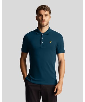 Apres marineblauw poloshirt met Lyle en Scott-logo op de borst. Dit tijdloze Lyle and Scott-poloshirt is onmisbaar in elke garderobe. Dit kledingstuk is gemaakt van duurzaam, zacht katoen en heeft een logo-ontwerp op de borst voor een klassieke afwerking. Verhoog je stijl met deze tijdloze klassieker!. Lyle en Scott blauwe polo, gemaakt in India. 97% katoen, 3% elastaan, merklogo op de borst, kraag met kraag. Normale pasvorm, valt normaal qua maat, merkbadge linksvoor op de borst. Stijl: SP400VOG W992