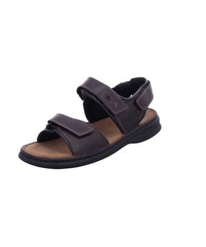 Nuestras sandalias fabricadas con fina piel de napa. El modelo garantiza una entrada rápida gracias a un Ilamativo cierre con hebilla. La precisa costura a mano también convence por su calidad. Rafe ofrece a los pies un ajuste extra gracias a el ancho G. ¡Especialmentepara tu tiempo libre disfruta el caminar con Rafe!