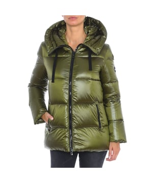 Padded jacket Vuarnet.
 High collar with hood.
 Two-way zipper closure.
 Two pockets with zipper closure on the sides.
 One internal zipper pocket.
 Brand print on one sleeve.
 Seams seen in tone.
 Composition: 100% Polyamide
 Care:
Wash at maximum temperature 30º.
 Do not iron.
 Do not use bleach.
 Do not use dryer.
 Do not dry clean.