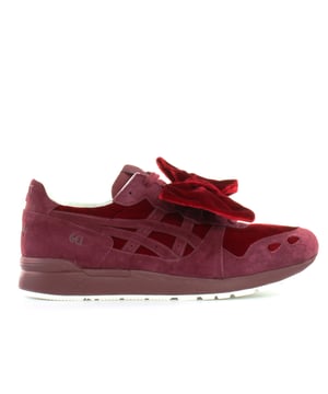 Para celebrar 80 años desde el lanzamiento de Disney's Snow Blancan y los siete ASICS enanos te trae una colección de cuento de hadas de la icónica zapatilla Gel-Lyte. Con lujosas superposiciones de terciopelo rojo que hacen referencia a la capa de Blancanieves y un alineador de calcetines con estampado de manzana deliciosamente adorable (no venenoso), la zapatilla de deporte caprichosa se termina con un arco rojo de gran tamaño que seguramente hará que su príncipe cayera a sus pies.