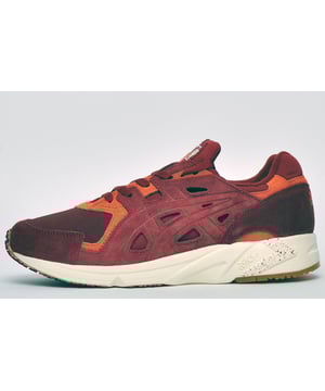 Estos zapatos ASICS Gel DS Trainer OG se inspiran en una zapatilla de carrera liviana desde el '95, actualizada con una parte superior de estilo de estilo vintage en cuero de gamuza con las rayas de ASICS firmantes en relieve en la pared lateral, la espuma de duomax de bi -densidad en la solilla media proporciona amortiguación confiable con cada Paso combinado con un diseño súper cómodo: un diseño de deslizamiento que ofrece una sensación descalza al tiempo que reduce la irritación.