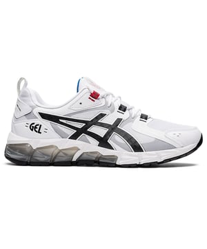 Die Asics Gel-Quantum 180 6 Herren-Turnschuhe in Weiß bieten Komfort und Stil - eine vielseitige und moderne Schuhoption, die Leistungsmerkmale mit einem klaren und modernen Design kombiniert. Hier ist eine detaillierte Beschreibung, die die wichtigsten Merkmale dieser weißen Turnschuhe hervorhebt:

 Knackiges Weiß: Die Turnschuhe sind in einem knackigen Weiß gehalten, das für eine klare und zeitlose Ästhetik sorgt. Weiß ist eine vielseitige Wahl, die mühelos verschiedene Casual- und Athleisure-Outfits ergänzt.

 Gel-Dämpfungs-Technologie:  Diese Schuhe sind mit der Gel-Dämpfungstechnologie von Asics ausgestattet, die strategisch in der Zwischensohle platziert ist, um Stöße zu absorbieren und den Komfort bei Aktivitäten zu erhöhen. Die Gel-Technologie sorgt für ein reaktionsfreudiges und gepolstertes Laufgefühl, wodurch sich diese Schuhe für eine Reihe von Aktivitäten eignen.

 Großzügige Dämpfung und Unterstützung:  Der Gel-Quantum 180 6 ist mit einer großzügigen Dämpfung und Unterstützung ausgestattet, um ein komfortables und stabiles Lauferlebnis zu gewährleisten. Dies ist besonders vorteilhaft für Personen, die verschiedene körperliche Aktivitäten ausüben oder längere Zeit auf ihren Füßen verbringen.

 Ortholite-Einlegesohle:  Diese Turnschuhe sind häufig mit einer Ortholite-Einlegesohle ausgestattet, die für zusätzlichen Komfort und feuchtigkeitsableitende Eigenschaften sorgt. Die Ortholite-Technologie hilft beim Feuchtigkeitsmanagement, hält Ihre Füße trocken und erhöht den allgemeinen Komfort.

 Strapazierfähige Gummilaufsohle:  Die Außensohle ist aus strapazierfähigem Gummi gefertigt und bietet zuverlässige Traktion und Grip auf verschiedenen Oberflächen. Die robuste Konstruktion sorgt für Langlebigkeit und macht diese Turnschuhe alltagstauglich.

 Alltägliche Leistung:  Die Asics Gel-Quantum 180 6 Herren-Turnschuhe in Weiß bieten ein ausgewogenes Verhältnis zwischen Stil und Leistung, wodurch sie sich für alltägliche Aktivitäten, Workouts oder Freizeitausflüge eignen. Die Kombination aus Komfort, Halt und einem eleganten Design macht sie zu einer vielseitigen Ergänzung Ihrer Schuhkollektion.