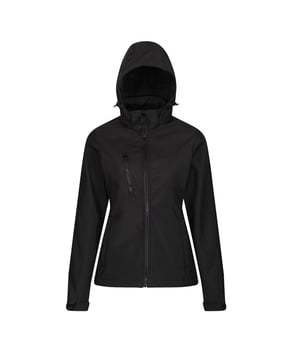 Material: 100% Polyester. Stoff: Softshell, gewebt. Muster: Einfarbig. Atmungsaktiv, Kapuze, Wasserdicht. Gewebe-Technologie: DWR-Ausrüstung, Windbeständig, XPT. Manschette: Verstellbar. Ausschnitt: Kapuze. Ärmel-Typ: Langärmelig. Kapuzen-Merkmale: Abnehmbare Kapuze, Kordelzug. Taschen: 2 untere Taschen, 1 Brusttasche, Reißverschluss. Verschluss: Durchgehender Reißverschluss.