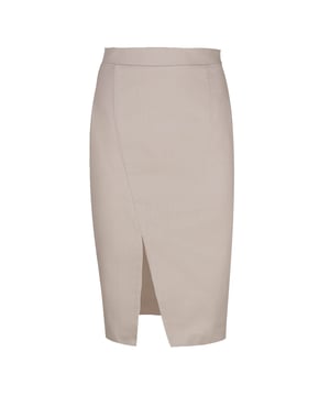 Deze kokerrok is gemaakt van beige stretchdenim in aardetinten. Met een tailleband van 4 cm breed in dezelfde stof en met figuurnaden aan de achterkant. Voorzien van een split naast het midden aan de voorkant. Sluit met een verborgen rits aan de achterkant. Deze kokerrok heeft een knielengte en een beige voering. Hakken en een off-shouldertop nemen deze rok en jou mee voor een avondje uit! Deze rok is milieuvriendelijk.