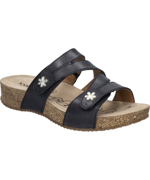 Mit der Tonga 82 Sandale von JOSEF SEIBEL erlebst du den Sommer in seiner vollen Pracht. Dieser Damenschuh in elegantem Schwarz, gefertigt aus hochwertigem Nappa-Kalbsleder, vereint traditionelles Handwerk mit modernem Komfort. Die Sohle aus einer innovativen Kombination von TR, PU und Kork garantiert nicht nur Rutschfestigkeit und Langlebigkeit, sondern auch eine leichte und flexible Beschaffenheit, die jeden Schritt unterstützt. Dank der AGO-Fertigungsart, einer leichten und formbeständigen Machart, bietet dieser Schuh eine hervorragende Haltbarkeit und ist ein Paradebeispiel für Slow Fashion. Die Spirit of Nature Kollektion spiegelt mit diesem Modell eine Symbiose aus charakterstarkem Design und bequemer Passform wider. Der Klettverschluss ermöglicht ein schnelles An- und Ausziehen und passt sich perfekt an den Fuß an. Ob in der Freizeit oder als sommerlicher Begleiter zu diversen Anlässen, die Tonga 82 Sandale ist die ideale Wahl für Outdoor-Aktivitäten und verbindet Nachhaltigkeit mit einem Hauch von Luxus.