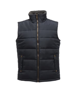 50% polyester, 50% vlies. Gewatteerde waterafstotende micropopeline. Hoogpolige fleece kraagvoering. Thermo-Guard isolatie. Polyester taffeta voering. Zelfdoekende schouderbedekking voor stevigheid. 2 onderzakken. Borstkas (passend bij de ins): XS - 35-36, S - 37-38, M - 39-40, L - 41-42, XL - 43-44, 2XL - 46-48, 3XL - 49-51.