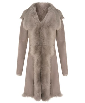 Diese schmal geschnittene Jacke ist ein Beweis für den luxuriösen Reiz von Schaffell und wird von unseren erfahrenen Handwerkern in unserer Londoner Fabrik hergestellt. Dieser Mantel ist in 8 unserer schönsten Farbvarianten erhältlich und zeichnet sich durch die großzügige Freilegung von Schaffell auf der Vorderseite für einen extravaganten und edlen Look aus. Diese Jacke hat ein taschenloses Finish und die Nähte an den Jackenkanten sind alle naturbelassen, um einen klassischen Look zu erzielen. Wir haben diese Jacke aus spanischer Toscana-Wolle gefertigt, die dafür bekannt ist, zu den weichsten und seidigsten Schaffellen zu gehören. Das Ergebnis ist eine Jacke, die in puncto Qualität unbestreitbar ist und in puncto Wärme und Komfort ihresgleichen sucht. Auf Anfrage können wir diese Jacke in jeder gewünschten Länge herstellen, um sicherzustellen, dass Sie dieses Stück in vollem Umfang genießen können. Bitte kontaktieren Sie uns per E-Mail. • Hergestellt aus hochwertigem, doppelseitigem Schaffell. • Dickes Schaffellfutter ist dafür bekannt, dass es Wärme und Komfort bietet. • Verfügt über einen luxuriösen Reverskragen, der mit Haken und Schlaufen befestigt wird. • Erhältlich in 8 verschiedenen Farben. • Sonderanfertigungen für verschiedene Jackenlängen sind auf Anfrage möglich