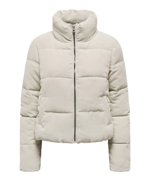 Dieser gesteppte Damenmantel von Only in einzigartiger Cordoptik ist ein echtes Highlight für jede Garderobe. Die matte Oberfläche verleiht dem Kleidungsstück einen edlen Look, während die gesteppte Struktur nicht nur für eine attraktive Optik sorgt, sondern auch kuschelige Wärme an kühleren Tagen bietet. Ein durchgehender Reißverschluss und ein praktischer Stehkragen bieten effektiven Wetterschutz, ohne dass auf Stil verzichtet werden muss.  Die Seitentaschen bieten nicht nur Platz für die wichtigsten Dinge des Alltags, sondern halten bei Bedarf auch die Hände warm. Der hohe Tragekomfort dieser Jacke ist das Ergebnis der sorgfältigen Auswahl hochwertiger Materialien und einer durchdachten Konstruktion, die für Bewegungsfreiheit und einen bequemen Sitz sorgt.  Diese Steppjacke verbindet Funktionalität mit modischem Design und eignet sich perfekt für Herbstspaziergänge, knackige Frühlingsmorgen oder als stilvolle Schicht an milderen Wintertagen. Die Cordoptik setzt einen trendigen Akzent und macht die Jacke zu einem vielseitigen Begleiter für unterschiedlichste Outfits. Ob lässig zur Jeans oder elegant über einem Kleid - die Only Steppjacke verleiht jedem Look einen Hauch von Charme.