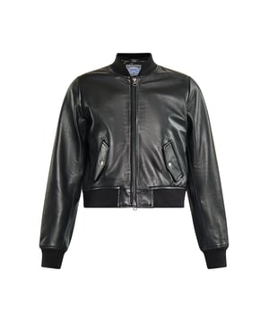 Werten Sie Ihren Stil mit dieser zeitlosen Bomberjacke auf, die klassischen Vintage-Charme ausstrahlt. Sie verfügt über einen Stehkragen und Druckknopftaschen und bietet einen praktischen Reißverschluss vorne für einfaches Tragen. Dieses aus luxuriösem Lammleder gefertigte Stück verfügt über lange Ärmel und eine verkürzte Silhouette und ist damit die perfekte, vielseitige Ergänzung für jede Garderobe.  Jacke