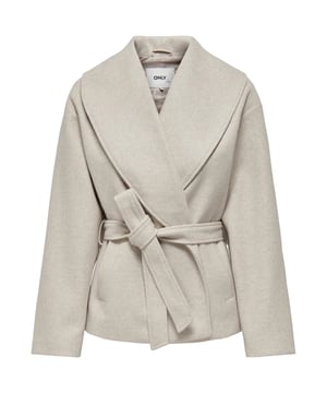 De Only korte damesjas is de perfecte combinatie van moeiteloze elegantie en modern design. Deze open jas met een brede reverskraag maakt een stijlvol statement dat bij elke outfit past. De tailleband benadrukt je figuur en geeft de korte jas een vrouwelijk silhouet, terwijl de normale pasvorm zorgt voor een comfortabele pasvorm.  De steekzakken aan de zijkant zijn niet alleen functioneel, maar geven de look ook een casual finishing touch. Deze jas is gemaakt van hoogwaardige materialen en hult je in een mix van comfort en verfijning - ideaal voor elegante outfits op frisse dagen.