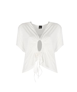 Este diseño holgado es la esencia de la comodidad y el estilo, perfecto para quienes valoran la libertad de movimiento y un look casual para el día a día.

El escote en V es un elemento atemporal que subraya delicadamente el cuello y añade feminidad a cualquier outfit.

Con manga corta, proporcionando comodidad en los días más cálidos, este top es un must-have en cualquier armario de verano.

El fruncido decorativo en el frente es un detalle original que atrae la mirada y da a esta blusa un carácter único.

Hecho de tela de alta calidad, garantiza no solo un aspecto premium, sino también durabilidad y resistencia al uso diario.

Producido en Italia, lo que es sinónimo de artesanía, diseño y calidad indiscutible, haciendo de este producto una elección para los clientes más exigentes.
