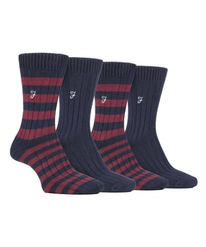 Farah - Men's 4 Pack Striped Bamboo Boot Socks¿Quién ama los calcetines de bota duraderos pero necesita más suavidad y comodidad? Pues estos calcetines de bambú Farah son perfectos. Los calcetines de bambú también ayudan a regular la temperatura por lo que estos calcetines le ayudará a sentirse caliente en el invierno, y fresco en el verano. Los calcetines de bambú también ayudan a regular la temperatura, por lo que estos calcetines te ayudarán a sentirte caliente en invierno y fresco en verano. Ellos serán más cómodos para las botas, más que los calcetines de algodón fino regular. Estos calcetines tienen la icónica "F" de Farah bordada en una lengüeta con el logotipo cosido y están disponibles en 4 colores a rayas: Black/Charcoal, Navy/Berry, Charcoal/Teal & Navy/Blue.Este pack incluye 4 pares y están disponibles en 4 opciones de color. Están disponibles en las tallas 6-11 del Reino Unido y están confeccionados en 69% viscosa de bambú, 28% poliéster, 2% elastodieno y 1% elastán. Lavables a mano.Detalles adicionales del productoCalcetines de hombre Farah para botasBambú excepcionalmente suavePata RIbbed duradera4 diseños a rayasTacto similar a la sedaHechos para botas4 pares por paqueteTalla única para hombre: 6-11 UKBambú super suaveLavables a mano