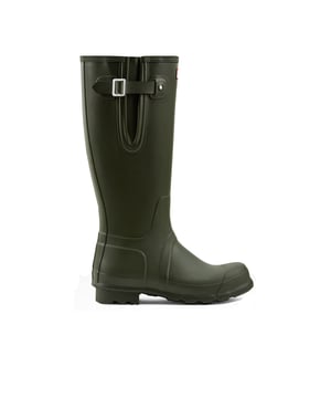 Hunter Mens Original Side Adjustable Boot Dark Olive
Speziell entwickelt für eine flexible Passform mit der verstellbaren Seite. Gefertigt aus vulkanisiertem Naturkautschuk mit mattem Finish. Ein strapazierfähiger Klassiker, der auch den widrigsten Bodenverhältnissen standhält. Ideal für Abenteuer im Freien, Spaziergänge mit dem Hund oder sogar für die Arbeit im Garten! Wir kombinieren diese Gummistiefel mit Ihrer Lieblingsjacke von Barbour

100% vulkanisierter Gummi
Wasserdicht
Handgefertigt
Expandierbarer Zwickel
Erhöhtes Branding
Stil - MFT9007RMA