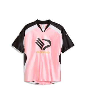 PRODUCT STORY: PUMA x PALERMO F.C. brings you streetwear fits with archive inspired graphics and details that represent the unique identity of the club. This relaxed fit jersey features embroidered club details. FEATURES & BENEFITS: dryCELL: Performance technology designed to wick moisture from the body and keep you free of sweat during exercise. DETAILS: Relaxed fit; 180gsm, tricot; Collar; Short sleeves; Palermo F.C. branding details; PUMA branding details.  Our model is 186 cm tall and is wearing size M UK.