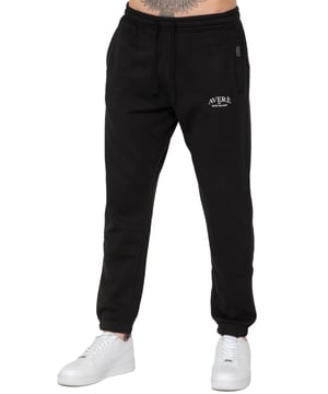 Verhoog je stijl met de regular fit joggers van Enzo Milano. Hij heeft een elastische tailleband met verstelbare trekkoorden en geribde enkelboorden voor een goede pasvorm. De joggers hebben steekzakken en op de linkerkant staat een klein wit geprint logo voor een stijlvolle touch. Gemaakt van zacht en comfortabel materiaal, waardoor het ideaal is voor casual wear of atletische activiteiten.