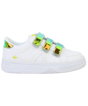 Die Lacoste L001 123 2 SUI Kids Weißen Trainers sind darauf ausgelegt, sowohl Stil als auch Komfort für aktive Kinder zu bieten. Inspiriert von der Vintage-Tennis-Ästhetik, verfügen diese Sneaker über ein schlankes und sportliches Design, das sie perfekt für den Alltag, die Schule oder informelle Ausflüge macht.

Wichtigste Eigenschaften:
Synthetisches Leder-Obermaterial: 

Haltbar und leicht zu reinigen, bietet es einen polierten Look, der aktiven Gebrauch standhält.

Ikonisches Lacoste-Branding: 

Geschmückt mit dem markanten Krokodil-Logo und geprägten Details für einen klassischen und stylischen Akzent.

Gepolsterte Innensohle: 

Bietet erhöhten Komfort und Unterstützung für wachsende Füße und sorgt für ganztägigen Tragekomfort.

Gepolsterter Kragen und Zunge: 

Verbessert die Passform und den Komfort um den Knöchel, bietet ein enges und sicheres Tragegefühl.

Haltbare Gummisohle: 

Gewährleistet hervorragenden Grip und langanhaltenden Tragekomfort auf verschiedenen Oberflächen, geeignet für aktive Kinder.

Perforierte Details: 

Verbessert die Atmungsaktivität und hält die Füße kühl und komfortabel während des längeren Tragens.

Verstellbare Klettverschlussriemen: 

Ermöglichen ein einfaches An- und Ausziehen sowie eine individuelle Passform, perfekt für jüngere Kinder.

Klassische weiße Farbgestaltung: 

Ein vielseitiges und zeitloses Design, das mühelos mit Schuluniformen, Sportbekleidung oder lässigen Outfits kombiniert werden kann.

Die Lacoste L001 123 2 SUI Kids Weißen Trainers sind eine stilvolle und praktische Wahl für Kinder, die Haltbarkeit, Komfort und ikonisches Branding für tägliche Abenteuer bieten. Perfekt für aktive und modebewusste junge Menschen.