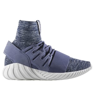 Adidas Tubular Doom PK Heren Paarse Trainers - een harmonieuze fusie van innovatief design, moderne technologie en stedelijke stijl. Deze trainers herdefiniëren de grenzen van schoeisel en bieden een unieke mix van comfort en fashion-forward esthetiek.

Belangrijkste kenmerken:

 Progressief ontwerp:  De Adidas Tubular Doom PK Heren Paarse Trainers tonen een progressief en avant-gardistisch ontwerp dat zich onderscheidt van de massa. Het onderscheidende silhouet en ingewikkelde details weerspiegelen een gedurfde benadering van mode die trendsetters en sneakerliefhebbers aanspreekt.

 Primeknit Bovenwerk:  Het bovenwerk van deze sportschoenen is gemaakt met de befaamde Primeknit-technologie van Adidas en biedt een goede en flexibele pasvorm. Dit lichtgewicht en ademende materiaal past zich aan de vorm van je voet aan en biedt uitzonderlijk comfort en ondersteuning.

 Sokachtig gevoel: De sokachtige constructie van de Tubular Doom PK trainers zorgt voor een veilig en nauwsluitend gevoel rond je enkel en biedt een ondersteunende pasvorm zonder in te leveren op mobiliteit. Dit unieke ontwerpelement draagt bij aan zowel het comfort als de esthetische aantrekkingskracht.

 Comfortabele middenzool:  Uitgerust met een EVA middenzool bieden deze sportschoenen responsieve demping die je bij elke stap ondersteunt. Of je nu door de stad slentert of lichte activiteiten onderneemt, de tussenzool biedt het comfort dat je nodig hebt.

 Opvallend paars:  De opvallende paarse kleur van deze sportschoenen voegt een element van durf toe aan je schoenencollectie. Deze levendige tint voegt moeiteloos kleur toe aan je ensemble, zodat je een stijlvol statement kunt maken.

 Veelzijdige stijl:  Ondanks hun onconventionele ontwerp zijn de Tubular Doom PK sportschoenen verrassend veelzijdig. Ze kunnen worden gecombineerd met verschillende urban geïnspireerde outfits, van joggers en jeans tot streetwear en athleisure ensembles.

 Handtekening Branding:
