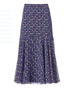 Der Cassy-Rock in einem wunderschönen mehrfarbigen Design ist ein auffälliger und vielseitiger Voile-Rock, verziert mit einem farbenfrohen Hahnentrittmuster. Dieser aus 100 % strapazierfähigem Polyester gefertigte Rock bietet eine mühelos fließende Struktur, die sich Ihren Bewegungen anpasst und ein angenehmes Tragegefühl vermittelt. Mit einer körpernahen Passform, die ab der Hüfte leicht ausgestellt ist, wird eine schmeichelnde Silhouette betont. Der Rock ist vollständig gefüttert und wird hinten mit einem unsichtbaren Reißverschluss geschlossen. Durch die horizontale Teilungsnaht entsteht ein ausgestellter Effekt, der durch einen schräg geschnittenen Streifen einen schönen Fall erzeugt. Mit einer Länge, die bis zur Wade reicht, strahlt der Rock eine anmutige und feminine Ausstrahlung aus. Das farbenfrohe Hahnentrittmuster des Cassy-Print-Rocks umfasst eine elegante Farbkombination, darunter Pink, Kobalt, Schwarz und gebrochenes Weiß. Dies verleiht jedem Outfit eine verspielte und dennoch stilvolle Note. Das Muster des Rocks ermöglicht eine einfache Kombination mit verschiedenen Oberteilen und Blazern, sodass Sie unzählige Möglichkeiten haben. Der mehrfarbige Rock eignet sich sowohl für informelle als auch für formelle Anlässe. Sie können zum Beispiel den Rock mit Cassy-Print mit der Bluse Jackson kombinieren, die den gleichen lebendigen Hahnentritt-Print aufweist. Mit einem breiten schwarzen Gürtel kreieren Sie ein kraftvolles und abgestimmtes Outfit. Alternativ können Sie den bedruckten Rock auch mit dem Corbyn-Zopfpullover im trendigen Kobaltblau kombinieren und so Ihrem Ensemble einen echten Farbtupfer verleihen. Insgesamt ist der Rock mit Cassy-Print mit seinem auffälligen Hahnentrittmuster eine schöne und elegante Ergänzung Ihrer Garderobe. Dieser Rock bietet nicht nur Stil, sondern auch Komfort und Vielseitigkeit, was ihn zu einer hervorragenden Wahl für eine Vielzahl von Anlässen macht.