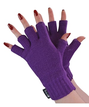 Kaltes Wetter ist kein Problem für dich. Sie werden warm und gemütlich sein, auch wenn die Temperaturen fallen. Unsere fingerlosen Damenhandschuhe mit Thinsulate-Futter sind so konzipiert, dass Ihre Hände warm und trocken bleiben, während Sie die freie Natur genießen. Sie bestehen aus 100 % Chenille-Acryl, das weich und warm, aber dennoch strapazierfähig ist. Das 3M Thinsulate-Futter sorgt für eine hervorragende Isolierung. Mit ihrem fingerlosen Stil sind diese Handschuhe nicht nur warm, sondern auch produktiv, da sie volle Bewegungsfreiheit bieten. Thinsulate ist dafür bekannt, dass es Sie warm hält und gilt als eines der effektivsten Futtermittel. Der Zweck des Futters ist es, die warme Luft im Inneren der Handschuhe zu halten und die warme Luft nahe an der Haut zu halten. Das sichere Rippenbündchen sorgt dafür, dass die Handschuhe an ihrem Platz bleiben und ist eng genug, um die warme Luft am Entweichen zu hindern, aber nicht zu eng, um unbequem zu sein. Die Handschuhe haben eine Einheitsgröße und sind in Schwarz oder Lila erhältlich. Das THMO-Logo befindet sich auf der Stulpe und hebt Ihren Handschuh von anderen ab. Denken Sie daran... SEI WARM, DENK AN THMO. Die Handschuhe sind in Schwarz oder Violett erhältlich und passen in der Damen-Einheitsgröße. Sie bestehen aus 100% Chenille-Acryl und sind maschinenwaschbar.