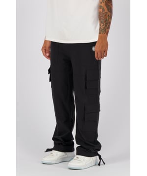 90% nylon | 10% Spandex Relaxte pasvorm Elastische tailleband met trekkoord Monogrampatch op het linkerbeen Twee zijzakken Cargo zijzakken Zelfgemaakte trekkoorden op de onderbenen