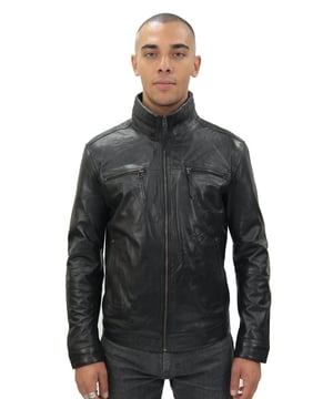 Esta chaqueta está diseñada con nuestra clásica silueta de motociclista y cuenta con un cuello alto completo que se puede cerrar con cremallera para mayor calidez o dejar abierto para replicar un estilo de camisa para looks más informales. Fabricada con nuestro cuero napa de grano completo de primera calidad, esta chaqueta tiene un tacto ultra suave y de calidad, ayudado por el forro de chaqueta de primera calidad que presenta detalles de punto acanalado en el cuello para mayor comodidad. Dos bolsillos ocultos en la cintura ayudan a proporcionar una estética limpia, con otros dos bolsillos con cremallera en el pecho en el estilo tradicional de motociclista. Esta chaqueta se presenta en tres de nuestros colores más icónicos, lo que la convierte en tres excelentes alternativas para combinar con una variedad de atuendos. • 100% cuero napa ultra suave de primera calidad. • Bolsillos ocultos en la cintura • Bolsillos con cremallera en el pecho • Cremallera YKK de longitud completa en la parte delantera • Disponible en tostado, marrón y negro