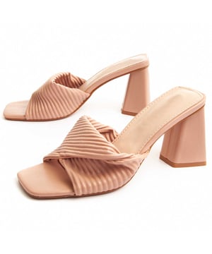 Dames sandaal. Comfortabele pasvorm. Gevoerde inlegzool. Anti-slip zool. Verstevigde stiksels. Gemaakt door andere merken voor ons merk. Geschatte afmetingen: 8 cm hak.