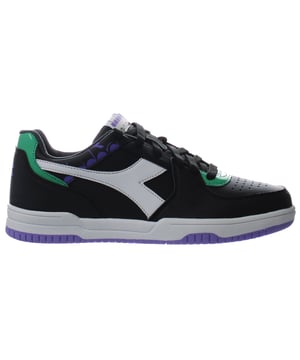 Deze sportschoenen zijn ontworpen om je sportprestaties te verbeteren terwijl ze je comfortabel houden en er geweldig uitzien.

Met een gestroomlijnd zwart synthetisch bovenwerk stralen deze sportschoenen een moderne en veelzijdige look uit die bij elke outfit past.

Het veterontwerp zorgt voor een veilige en verstelbare pasvorm, zodat je maximale ondersteuning en stabiliteit hebt tijdens je activiteiten.

De Diadora Raptor sportschoenen zijn gemaakt om de eisen van je actieve levensstijl te weerstaan. Het synthetische materiaal dat is gebruikt voor de constructie biedt een uitstekende duurzaamheid, zodat deze sportschoenen lang meegaan tijdens je zwaarste trainingen en dagelijkse avonturen.

Uitgerust met een dempende binnenzool bieden deze sportschoenen uitzonderlijk comfort voor je voeten, waardoor je minder snel vermoeid raakt en je je beter kunt concentreren op je activiteiten. Het lichtgewicht ontwerp zorgt voor nog meer comfort, waardoor deze sportschoenen ideaal zijn om de hele dag te dragen.

De Diadora Raptor trainers zijn ontworpen met een buitenzool met tractie en bieden betrouwbare grip en stabiliteit op verschillende ondergronden, zodat je vol vertrouwen je grenzen kunt verleggen. Of je nu naar de sportschool gaat, gaat hardlopen of gewoon boodschappen doet, deze sportschoenen leveren de prestaties die je nodig hebt.

 Ervaar de perfecte mix van mode en functie, zodat je je workouts kunt overwinnen terwijl je er moeiteloos chic uitziet.