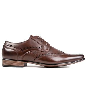 Este elegante Logan li Brogue de Soltrader es un elegante zapato para hombre en color marrón. Los finos detalles brogue y la textura en relieve le dan a este clásico par de cordones un toque de elegancia. mientras que la suela sintética duradera añade tracción y soporte. Estos zapatos brogue son perfectos para cualquier ocasión, formal o informal, te harán lucir realmente bien.