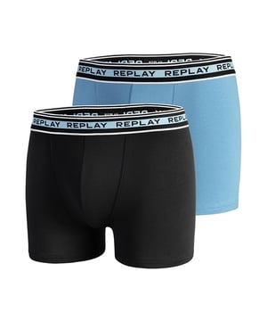 Erleben Sie unvergleichlichen Komfort und stilvolle Funktionalität mit diesen hochwertigen Herrenunterhosen. Der normale Schnitt bietet eine klassische Passform, die sich perfekt an Ihren Körper anschmiegt. Hergestellt aus Stretchmaterial, garantieren sie maximale Bewegungsfreiheit und Flexibilität. Der elastische, mit Kontraststreifen versehene Bund sorgt für einen sicheren Sitz und optimalen Halt. Ein eingewebter Label-Schriftzug im Bund verleiht einen dezenten, aber modernen Akzent. Diese Unterhosen kommen im praktischen Zweierpack und bieten somit doppelten Komfort. Dank der hochwertigen Verarbeitung und des sorgfältig ausgewählten Materials erleben Sie den ganzen Tag über höchsten Tragekomfort. Ideal für den Alltag, passt sich dieses Set perfekt Ihren Bedürfnissen an. Die perfekte Kombination aus Stil, Funktion und Bequemlichkeit macht diese Unterhosen zu einem unverzichtbaren Bestandteil Ihrer Garderobe. Gönnen Sie sich das Gefühl von Luxus und Komfort in jeder Situation.