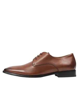 Entdecke den Ron Plain Derby in Braun - ein must-have Halbschuh als idealer Einstieg. Dieser Schuh ist aus hochwertigem Leder gefertigt und garantiert Langlebigkeit und einen klassichen Look. Der spezielle Memoryfoam im Innenfutter passt sich perfekt an Deine FuÃŸform an und gewÃhrleistet ein maÃŸgeschneidertes und bequemes TragegefÃhl.