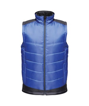 100% polyamide. Thermo-Guard isolatie. 220 GSM lichaamsisolatie vulling. Duurzame waterafstotende afwerking. Verstelbare schokcord onderkant. Verborgen ritstoegang in de voering voor borduurtoegang. 2 ritszakken onderaan.