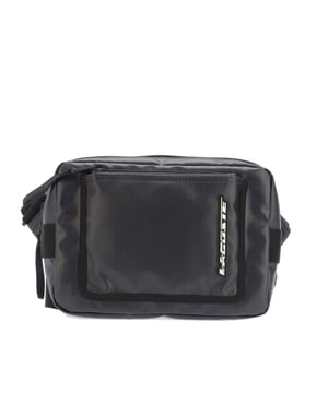 A fusion of sport and urban codes to discover street culture.- Ultra light reporter bag.- Adjustable Strap.- Strap Length: 140 cm.- Tonal rubber crocodile, wording rubber patch and print.- EXT: 1 zip pocket.- INT: 1 flat pocket.- Dimension: L 24 x H 6 x W 17 cm. Material: 100% Cotton Coated With PU. Ref: NH4266SBM20.