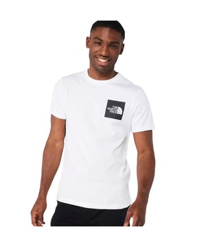 A classic The North Face crew neck t-shirt, the Men’s Fine Short Sleeve Tee is a summer essential. Made from 100% cotton, it is soft and comfortable against the skin, with a ribbed crew neck that ensures it’s easy to layer. A water-based box logo on the chest and a small logo on the back right shoulder complete the understated look.