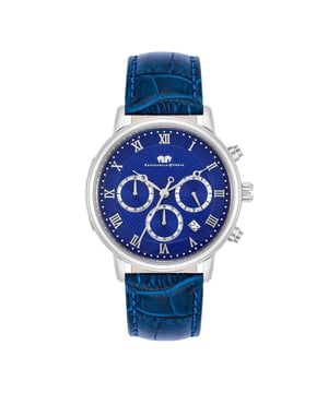 With totalists for hour / minute / second as well as stopwatch and date display, this sporting watch model of the Rhodenwald & Sons manufacture is convincing with popular chronograph functions. The timeless design concept manifests itself in the balancing of the symmetrical tricompax arrangement, classic Roman digits and luminiscant Breguet devices. A stainless steel housing with screwed floor makes the watch a durable everyday companion. The exclusive look is completed by a real leather bracelet with crocodile and decorative seam. The interior also inspires watch lovers with a high -quality quartz train that guarantees the highest precision and durability.