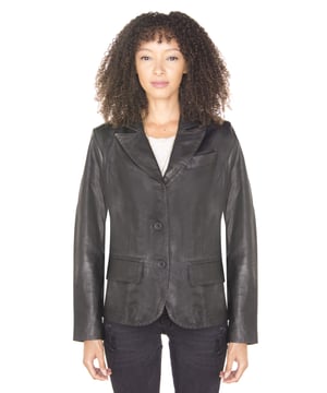 Schick und edel, dies ist ein großartiges Stück, um Ihrem Outfit etwas Flair zu verleihen und kann als Freizeitkleidung oder zu Anlässen getragen werden, bei denen Sie einen eleganten Auftritt benötigen. Dieser Blazer verfügt über einen einreihigen Block mit zwei Knöpfen für einen traditionellen Look mit zeitlosem Reiz, verfügt aber auch über ein abgerundetes, fallendes Revers für eine stilvolle Note. An der Taille befinden sich zwei Pattentaschen für leicht zugänglichen Stauraum sowie eine offene Brusttasche für einen klassischen Look, die aber auch als Funktionsfach dient. Dieser wunderschöne Blazer ist in drei Premium-Farbvarianten erhältlich und wird Ihre Garderobe ergänzen. • 100 % hochwertiges, ultraweiches Nappaleder. • Edler Blazer mit einer Brust und zwei Knöpfen. • Ausgestattet mit drei Außentaschen und einem modernen, abgerundeten, fallenden Revers