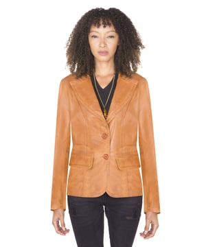 Schick und edel, dies ist ein großartiges Stück, um Ihrem Outfit etwas Flair zu verleihen und kann als Freizeitkleidung oder zu Anlässen getragen werden, bei denen Sie einen eleganten Auftritt benötigen. Dieser Blazer verfügt über einen einreihigen Block mit zwei Knöpfen für einen traditionellen Look mit zeitlosem Reiz, verfügt aber auch über ein abgerundetes, fallendes Revers für eine stilvolle Note. An der Taille befinden sich zwei Pattentaschen für leicht zugänglichen Stauraum sowie eine offene Brusttasche für einen klassischen Look, die aber auch als Funktionsfach dient. Dieser wunderschöne Blazer ist in drei Premium-Farbvarianten erhältlich und wird Ihre Garderobe ergänzen. • 100 % hochwertiges, ultraweiches Nappaleder. • Edler Blazer mit einer Brust und zwei Knöpfen. • Ausgestattet mit drei Außentaschen und einem modernen, abgerundeten, fallenden Revers