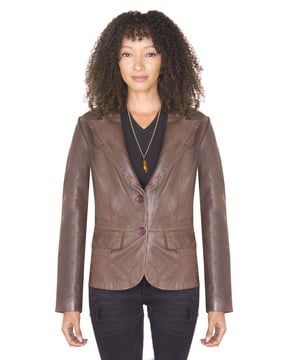 Chique en stijlvol, dit is een geweldig kledingstuk om wat flair aan je outfit toe te voegen en kan gedragen worden als casual kleding of bij gelegenheden waar je een nette uitstraling nodig hebt. Deze blazer heeft een blok met twee knopen en enkele rij knopen voor een traditionele look met een tijdloze uitstraling, maar heeft ook een afgeronde revers met inkepingen voor een stijlvol randje. In de taille zijn twee klepzakken geïntroduceerd voor gemakkelijk toegankelijke opbergruimte, evenals een open zak op de borst voor een klassieke look, maar die ook als functioneel compartiment dient. Verkrijgbaar in drie premium kleurencombinaties. Dit is een prachtige blazer om toe te voegen aan je garderobe. • 100% premium ultrazacht nappaleer • Stijlvolle blazer met een enkele borst en sluiting met twee knopen • Ingericht met drie buitenzakken en een eigentijdse afgeronde revers met inkepingen