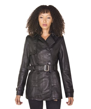 Deze jas heeft een dubbele rij knopen en een traditionele sluiting met drie knopen en beschikt over de kenmerken die de trenchcoat tot zo'n iconisch stijl- en modestuk maken. De sluiting met drie knopen leidt naar een ingekerfde kraag die kan worden gesloten met een gesp, zodat deze lijkt op een klassieke overhemdkraag voor extra warmte. De jas is ook verlengd in de lengte voor extra bescherming tegen de kou. We hebben een verstelbare riemband en bandjes bij de manchetten om een ​​taps toelopende pasvorm bij de taille te garanderen die complementair is aan je vorm en om het ademend vermogen bij de mouwen te behouden. Bij de taille zijn ook twee subtiele handwarmerzakken aangebracht voor gemakkelijk toegankelijke opbergruimte. • 100% eersteklas ultrazacht nappaleer • Klassieke trenchcoatstijl - dubbele rij knopen met knoopsluiting • Voorzien van verstelbare strikceintuur en bandjes bij de manchetten