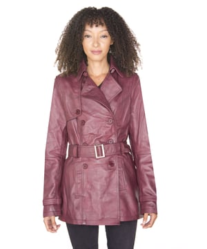 Deze jas heeft een dubbele rij knopen en een traditionele sluiting met drie knopen en beschikt over de kenmerken die de trenchcoat tot zo'n iconisch stijl- en modestuk maken. De sluiting met drie knopen leidt naar een ingekerfde kraag die kan worden gesloten met een gesp, zodat deze lijkt op een klassieke overhemdkraag voor extra warmte. De jas is ook verlengd in de lengte voor extra bescherming tegen de kou. We hebben een verstelbare riemband en bandjes bij de manchetten om een ​​taps toelopende pasvorm bij de taille te garanderen die complementair is aan je vorm en om het ademend vermogen bij de mouwen te behouden. Bij de taille zijn ook twee subtiele handwarmerzakken aangebracht voor gemakkelijk toegankelijke opbergruimte. • 100% eersteklas ultrazacht nappaleer • Klassieke trenchcoatstijl - dubbele rij knopen met knoopsluiting • Voorzien van verstelbare strikceintuur en bandjes bij de manchetten